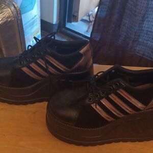 Geltly used clog tennis shoes